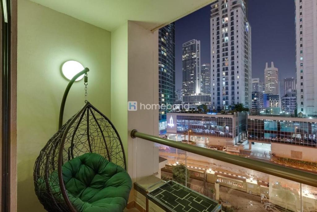 Huge studio with full kitchen, dining table, living area, and sofa bed - Photo 1